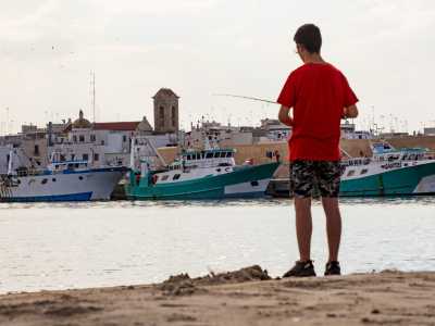 ...e ci imbattiamo in una spiaggetta di sabbia alla quale si accede saltando gi� dalla banchina. Qui un giovane pescatore, in compagnia della sua canna si gode il tramonto, in attesa che qualche pesciolino abbocchi al suo amo